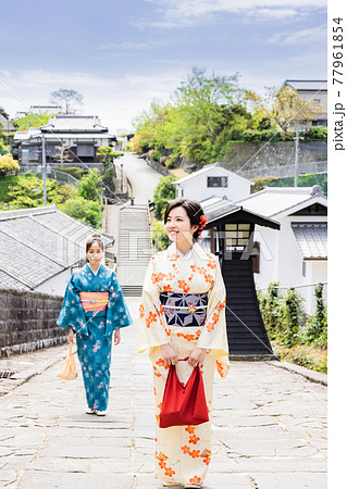 女子旅で着物を着て観光をする若い女性 【杵築市】 女子旅で着物を着て観光をする若い女性 【杵築市】 77961854