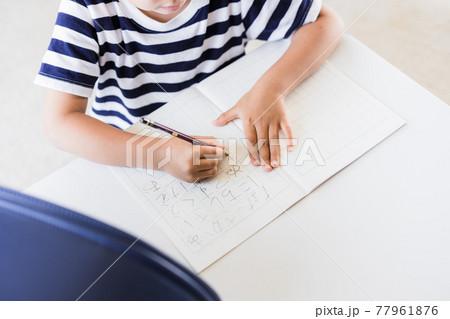 家でひらがなを練習する小学生の男の子 77961876