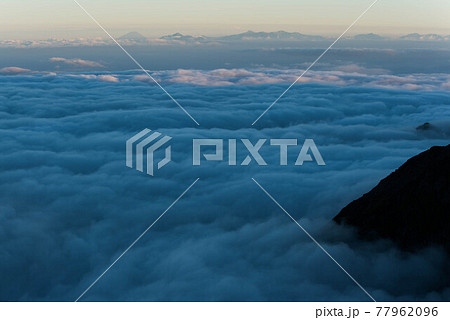 雲海上に浮かぶ富士山と八ヶ岳連峰 77962096