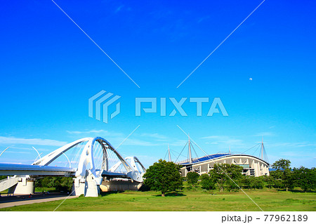 豊田市、豊田大橋と豊田スタジアムの風景 77962189
