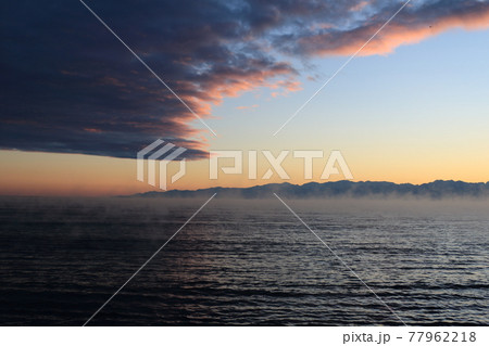 風景・日の出前の冬の日本海 77962218