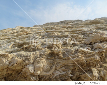 石膏の地層、イスラエルの死海のほとりにあるソドム山の一角 石膏の地層、イスラエルの死海のほとりにあるソドム山の一角 77962266