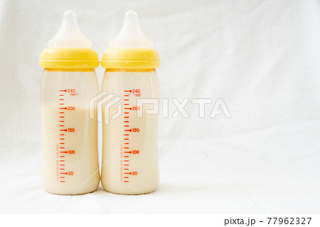 ミルクの入った哺乳瓶 77962327