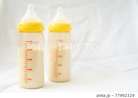 ミルクの入った哺乳瓶 ミルクの入った哺乳瓶 77962329