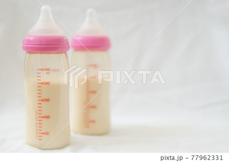 ミルクの入った哺乳瓶 ミルクの入った哺乳瓶 77962331