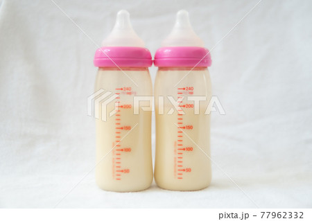 ミルクの入った哺乳瓶 77962332