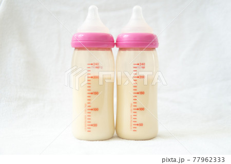 ミルクの入った哺乳瓶 77962333