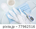 使い捨てのマスク・紙コップ・手袋、検温、消毒、感染対策 77962516