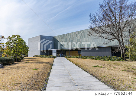 香川県坂出市　瀬戸大橋記念公園内にある香川県立東山魁夷せとうち美術館 77962544