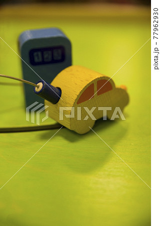 黄色い車のおもちゃが給油(充電)しています。 黄色い車のおもちゃが給油(充電)しています。 77962930