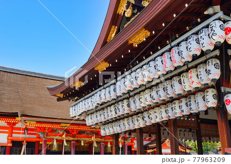 京都 八坂神社の舞殿と本殿 京都 八坂神社の舞殿と本殿 77963209