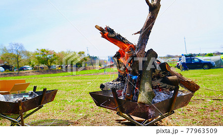 昼の焚き火 77963509