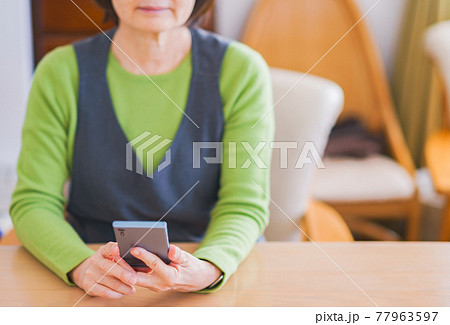 コロナ ワクチン 接種予約 【コロナ禍 の イメージ】 77963597