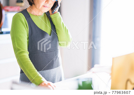 コロナ ワクチン 接種予約 【コロナ禍 の イメージ】 77963607