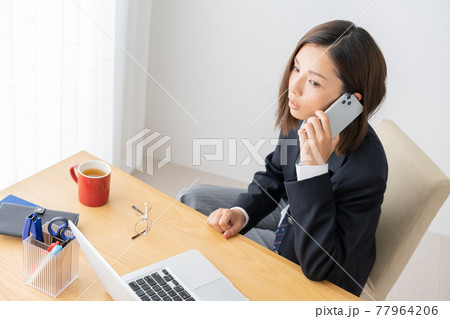女子高生　机の上　パンモロ スマホを持つパンツの制服を着た女子高生の写真素材 [77964206] - PIXTA