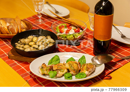 テーブルに並んだワインと手料理 宅飲み 宅飲み 77966309