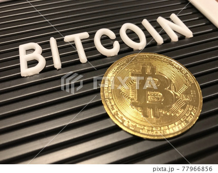 レターボードの上に置かれたビットコイン 仮想通貨イメージの写真素材