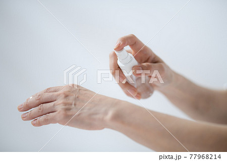 シニア女性 日焼け止め 虫よけ 手元 シニア女性 日焼け止め 虫よけ 手元 77968214