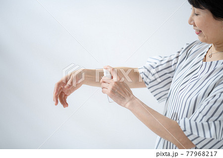 シニア女性　日焼け止め　虫よけ　手元 77968217