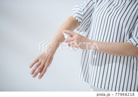 シニア女性　日焼け止め　虫よけ　手元 77968218