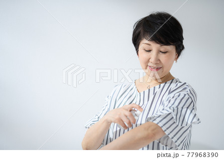 シニア女性 日焼け止め 虫よけ シニア女性 日焼け止め 虫よけ 77968390