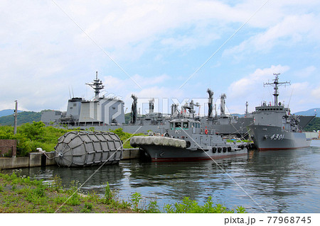 海上自衛隊舞鶴基地に停泊する多用途支援艦ひうち、タグボート（曳船）、緩衝ブイ　それに補給艦ましゅう 77968745