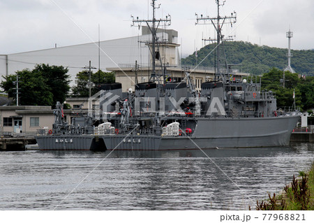 海上自衛隊舞鶴基地に停泊する2隻の掃海艇 海上自衛隊舞鶴基地に停泊する2隻の掃海艇 77968821