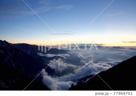 唐松岳登山の朝焼け 77969701