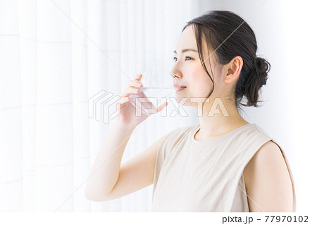 ミネラルウォーターを飲む若い女性 ミネラルウォーターを飲む若い女性 77970102