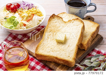 食パン　朝食のイメージ 77970172