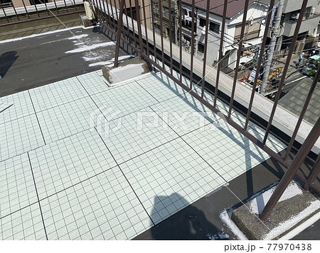 マンション、ビル屋上のウレタン防水作業の通気緩衝シート マンション、ビル屋上のウレタン防水作業の通気緩衝シート 77970438