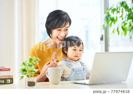 1才の女の子とシニアの女性 1才の女の子とシニアの女性 77974616