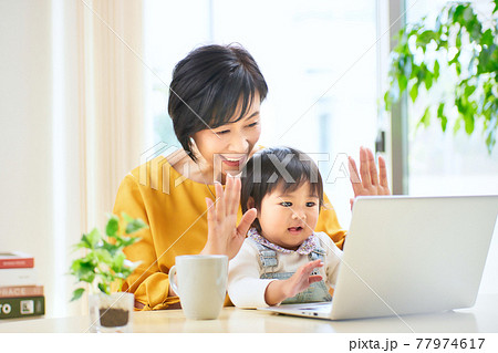 1才の女の子とシニアの女性 1才の女の子とシニアの女性 77974617