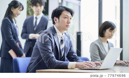 ビジネス　オフィスシーン 77974696