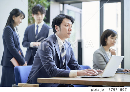 ビジネス　オフィスシーン 77974697
