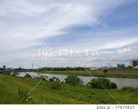 堺市にある浅香駅付近の大和川と河川敷の風景 77974835