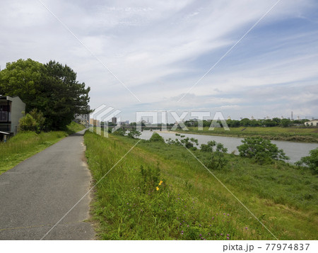 堺市にある浅香駅付近の大和川と河川敷の風景 堺市にある浅香駅付近の大和川と河川敷の風景 77974837