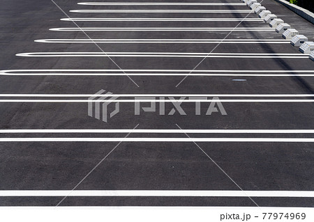 駐車場_アスファルトに引かれた白ライン 77974969