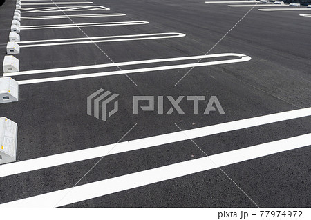 駐車場_アスファルトに引かれた白ライン 77974972