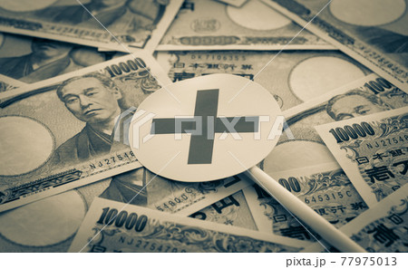 ×と一万円札　バツ　一万円札　バツ印　お金　現金　紙幣 77975013