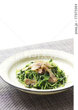 豚ばら肉と豆苗炒め3 77975064