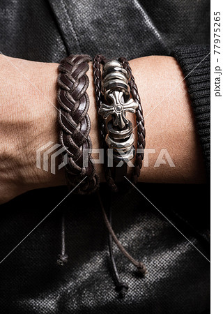 bracelet on the wrist bracelet on the wrist 77975265