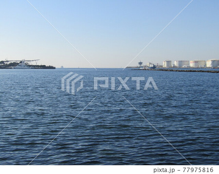 港町の風景 77975816