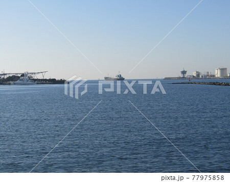 港町の風景 77975858