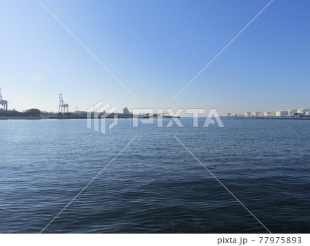 港町の風景 77975893