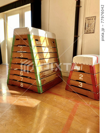 体育館の端に置いている跳び箱 77976042