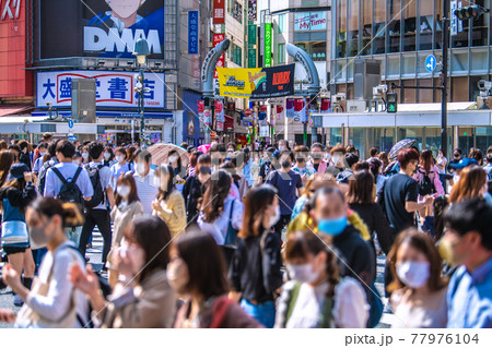 日本の東京都市景観 9都道府県にあす宣言拡大。コロナ禍前と変わらない脅威の人出＝5月15日、渋谷 77976104