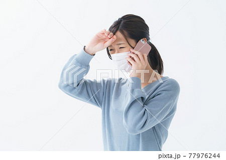 女性　マスク　電話　屋内 77976244