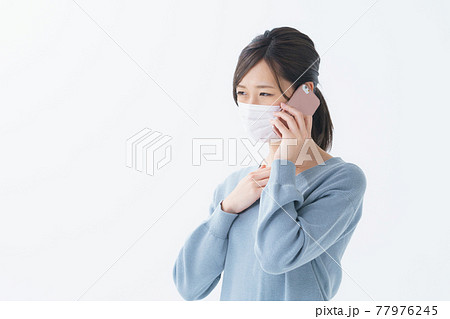 女性　マスク　電話　屋内 77976245