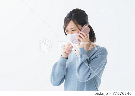 女性 マスク 電話 屋内 女性 マスク 電話 屋内 77976246